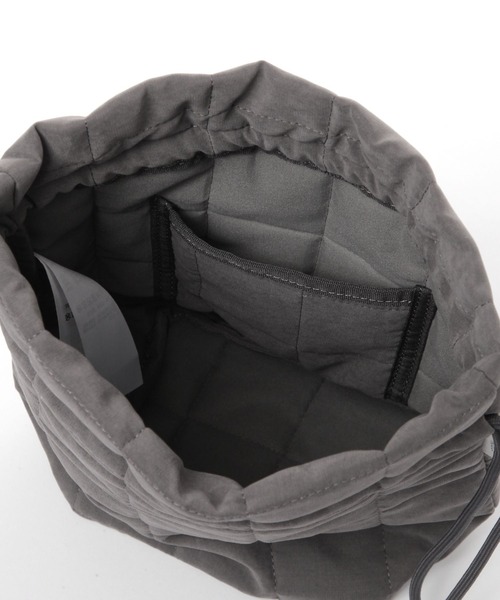 niko and...（ニコアンド）の「オリジナルニコロゴキルティング巾着バッグ（ハンドバッグ・レディース・ホワイト/チャコール・0）」の13枚目の写真