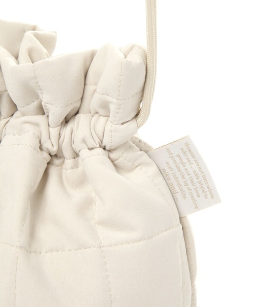 niko and...（ニコアンド）の「オリジナルニコロゴキルティング巾着バッグ（ハンドバッグ・レディース・ホワイト/チャコール・0）」の15枚目の写真