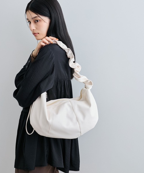 VIS(ビス)の「ソフトボディクシュクシュハンドルショルダーバッグ(ショルダーバッグ・レディース・キナリ/イエロー系その他2/ブラック・FREE)」の8枚目の写真