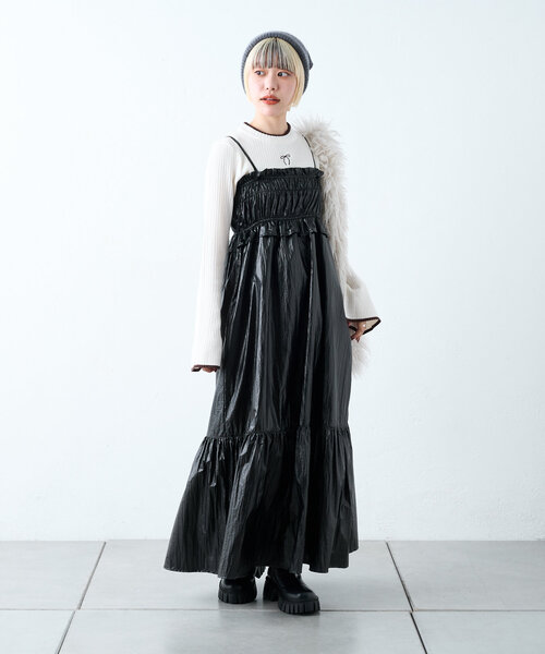 w closet（ダブルクローゼット）の「レザーライクシャーリングキャミワンピース（ワンピース・レディース・ブラック/ブラウン/シルバー・FREE）」の4枚目の写真