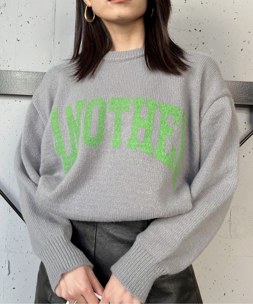 &soiree(アンドソワレ)の「【&soiree】カレッジロゴモヘアライクニットセーター(CP)(ニット/セーター・レディース・ベージュ/グレー/ピンク/グリーン・FREE)」の2枚目の写真