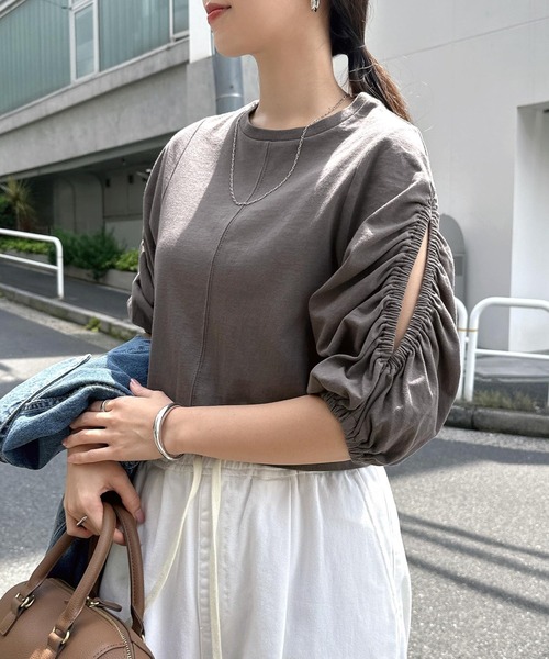 Freesia by andme(フリージアバイアンドミー)の「袖スリットオープンショートトップス(Tシャツ/カットソー・レディース・オフホワイト/グレー系その他/ブラック・FREE)」の3枚目の写真