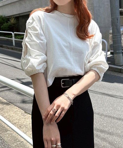 Freesia by andme(フリージアバイアンドミー)の「袖スリットオープンショートトップス(Tシャツ/カットソー・レディース・オフホワイト/グレー系その他/ブラック・FREE)」の1枚目の写真