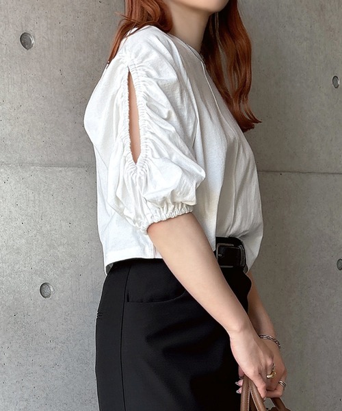 Freesia by andme(フリージアバイアンドミー)の「袖スリットオープンショートトップス(Tシャツ/カットソー・レディース・オフホワイト/グレー系その他/ブラック・FREE)」の4枚目の写真