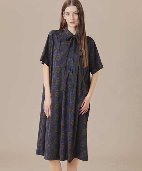 MACKINTOSH LONDON(マッキントッシュ ロンドン)の「【婦人画報掲載】【BIBURY FLOWER】トーナルバイブリーフラワージャージーワンピース(ワンピース・レディース・ネイビー/チャコールグレー・38/40)」の2枚目の写真