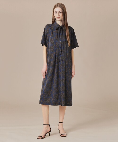 MACKINTOSH LONDON(マッキントッシュ ロンドン)の「【婦人画報掲載】【BIBURY FLOWER】トーナルバイブリーフラワージャージーワンピース(ワンピース・レディース・ネイビー/チャコールグレー・38/40)」の5枚目の写真