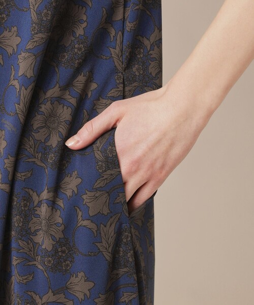 MACKINTOSH LONDON(マッキントッシュ ロンドン)の「【婦人画報掲載】【BIBURY FLOWER】トーナルバイブリーフラワージャージーワンピース(ワンピース・レディース・ネイビー/チャコールグレー・38/40)」の11枚目の写真