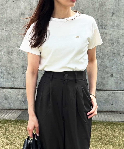 GeeRA（ジーラ）の「ロゴプレート付コンパクトＴシャツ（Tシャツ/カットソー・レディース・オフホワイト/モカ/ブラック・LARGE/MEDIUM）」の5枚目の写真