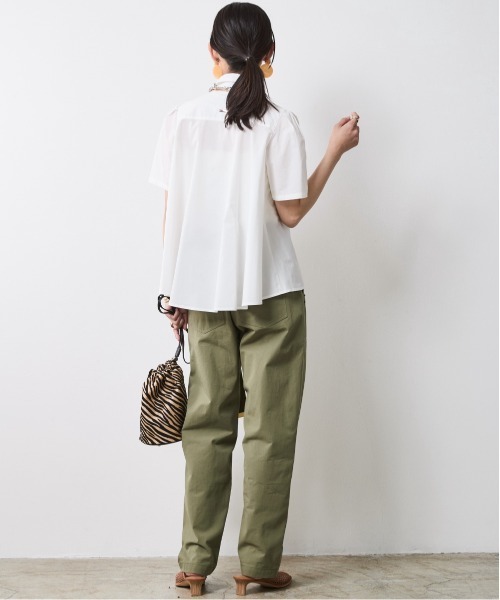 CHIC STYLE(シックスタイル)の「フレアデザインシャツ<大きいサイズ有>シックスタイル(シャツ/ブラウス・レディース・オフホワイト/ベージュ・L/M/5L/4L/3L/LL)」の4枚目の写真