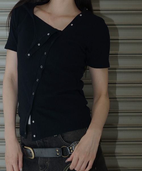 Mili affinity(ミリアフィニティー)の「2WAYアシメスナップトップス(Tシャツ/カットソー・レディース・グレー/オフホワイト/ブラック/ベージュ・FREE)」の6枚目の写真