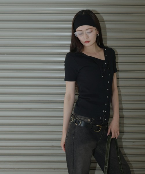 Mili affinity(ミリアフィニティー)の「2WAYアシメスナップトップス(Tシャツ/カットソー・レディース・グレー/オフホワイト/ブラック/ベージュ・FREE)」の8枚目の写真