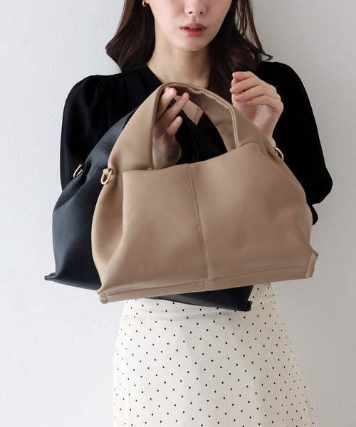 BLUEEAST（ブルーイースト）の「2WAYソフトレザーハンドバッグ（ハンドバッグ・レディース・グレイッシュベージュ/ブラック・FREE）」の4枚目の写真