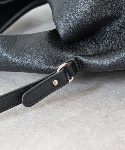 BLUEEAST（ブルーイースト）の「2WAYソフトレザーハンドバッグ（ハンドバッグ・レディース・グレイッシュベージュ/ブラック・FREE）」の15枚目の写真
