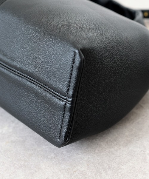 BLUEEAST（ブルーイースト）の「2WAYソフトレザーハンドバッグ（ハンドバッグ・レディース・グレイッシュベージュ/ブラック・FREE）」の17枚目の写真