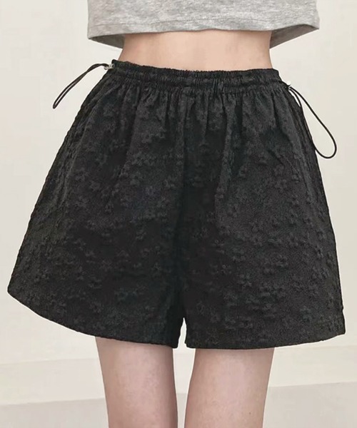frunco（フランコ）の「【ZOZO限定】フラワーエンボスショートパンツ（その他パンツ・レディース・ブラック/ホワイト/ピンク・FREE）」の2枚目の写真