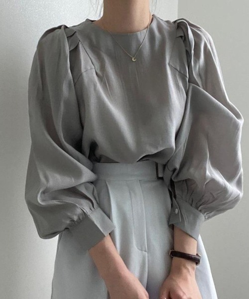 maison de LATIR(メゾンドラティール)の「春夏オフィススタイルのパフスリーブ長袖シャツ(シャツ/ブラウス・レディース・ブラック/グレー/ホワイト・ONESIZE)」の1枚目の写真