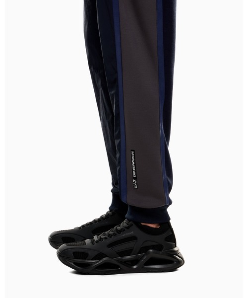 EMPORIO ARMANI EA7（エンポリオアルマーニイーエーセブン）の「<オンライン限定>【エンポリオ アルマーニ EA7】 Athletic Colour Block ジョガーパンツ ナイロン／ビスコース混紡（その他パンツ・メンズ・ネイビー/ダークアッシュ・LARGE/X-LARGE/SMALL/MEDIUM/XX-LARGE/X-SMALL）」の4枚目の写真