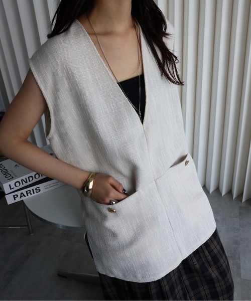 YENNA（イェンナ）の「【ツイードポケット金釦ベスト】Vネックベスト オールシーズン着用可能（ベスト・レディース・アイボリー/ブラック/グレー・FREE）」の4枚目の写真