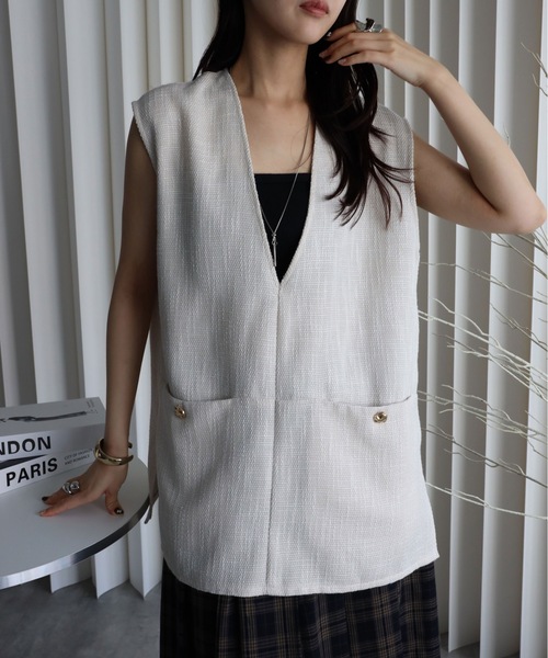 YENNA（イェンナ）の「【ツイードポケット金釦ベスト】Vネックベスト オールシーズン着用可能（ベスト・レディース・アイボリー/ブラック/グレー・FREE）」の13枚目の写真