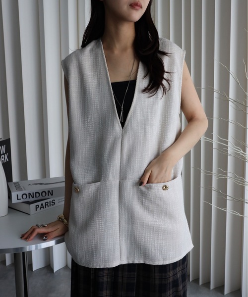 YENNA（イェンナ）の「【ツイードポケット金釦ベスト】Vネックベスト オールシーズン着用可能（ベスト・レディース・アイボリー/ブラック/グレー・FREE）」の15枚目の写真