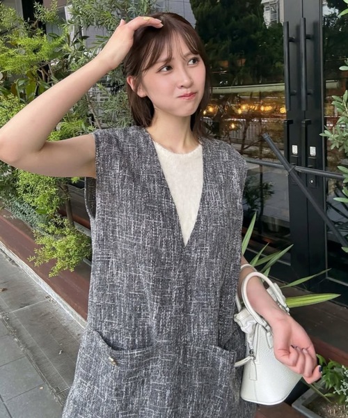 YENNA（イェンナ）の「【ツイードポケット金釦ベスト】Vネックベスト オールシーズン着用可能 / 卒業式 / 入学式 / オケージョン（ベスト・レディース・アイボリー/ブラック/グレー・FREE）」の11枚目の写真