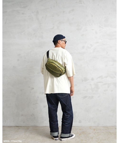 WAIPER.inc（ワイパーインク）の「WAIPER.inc 実物 米軍 M-65 フィールドジャケット用ライナー リメイク ボディバッグ / ヒップパック 日本製（ショルダーバッグ・メンズ・オリーブ・ONE SIZE）」の4枚目の写真