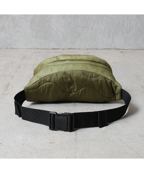 WAIPER.inc（ワイパーインク）の「WAIPER.inc 実物 米軍 M-65 フィールドジャケット用ライナー リメイク ボディバッグ / ヒップパック 日本製（ショルダーバッグ・メンズ・オリーブ・ONE SIZE）」の2枚目の写真