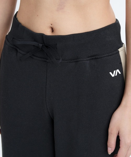 RVCA（ルーカ）の「RVCA レディース BENCHWARMER PANT ロングパンツ 【2025年秋冬モデル】/ルーカウエストゴムサイドラインスリット入りワイドスウェットパンツ（スウェットパンツ・レディース・ブラック・X-SMALL/SMALL/MEDIUM）」の3枚目の写真