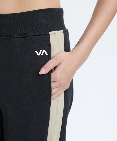 RVCA（ルーカ）の「RVCA レディース BENCHWARMER PANT ロングパンツ 【2025年秋冬モデル】/ルーカウエストゴムサイドラインスリット入りワイドスウェットパンツ（スウェットパンツ・レディース・ブラック・X-SMALL/SMALL/MEDIUM）」の4枚目の写真