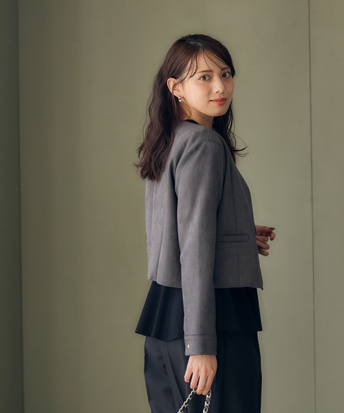12Twelve Agenda(トゥエルブ アジェンダ)の「フェイクスエードコンパクトノーカラーブルゾン(ブルゾン・レディース・グレイッシュベージュ/チャコールグレー/ピンク・M)」の5枚目の写真