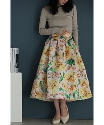 ペールピンクのロマンティックな花柄タックミディアムスカート