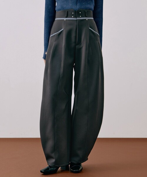 UNITED TOKYO（ユナイテッドトウキョウ）の「メランジノッチベルトコクーンPT｜ウォッシャブル/オフィスカジュアル/ストレッチ/防シワ/バレルパンツ/春服（その他パンツ・レディース・ダークグレー/ブラック/ベージュ・1/2）」の3枚目の写真