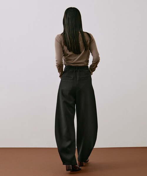 UNITED TOKYO（ユナイテッドトウキョウ）の「メランジノッチベルトコクーンPT｜ウォッシャブル/オフィスカジュアル/ストレッチ/防シワ/バレルパンツ/春服（その他パンツ・レディース・ダークグレー/ブラック/ベージュ・1/2）」の9枚目の写真