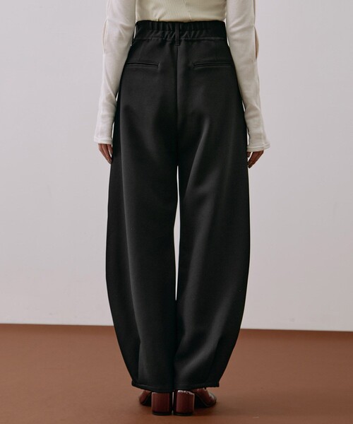 UNITED TOKYO（ユナイテッドトウキョウ）の「メランジノッチベルトコクーンPT｜ウォッシャブル/オフィスカジュアル/ストレッチ/防シワ/バレルパンツ/春服（その他パンツ・レディース・ダークグレー/ブラック/ベージュ・1/2）」の12枚目の写真