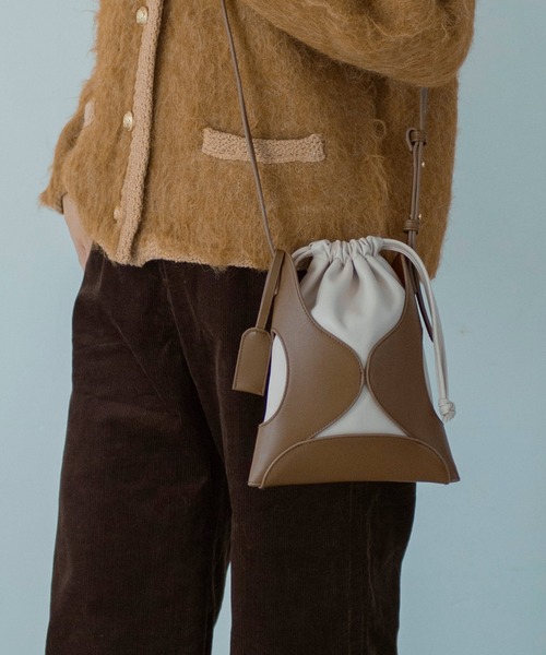 AJUGA.（アジュガ）の「カットワークエコレザーショルダーバッグ（ショルダーバッグ・レディース・ブラック/キャメル・ONE SIZE）」の3枚目の写真