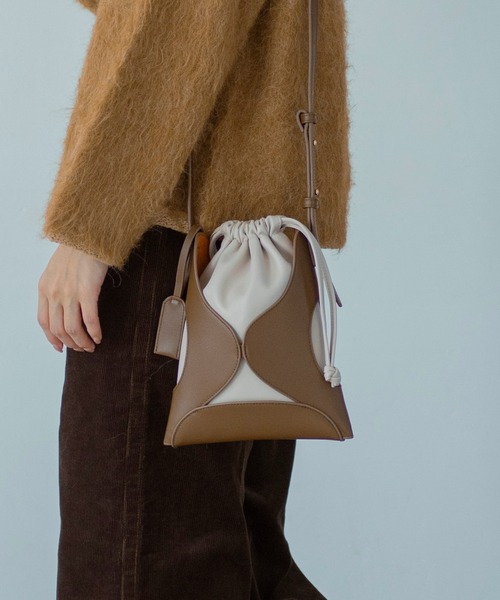 AJUGA.（アジュガ）の「カットワークエコレザーショルダーバッグ（ショルダーバッグ・レディース・ブラック/キャメル・ONE SIZE）」の4枚目の写真