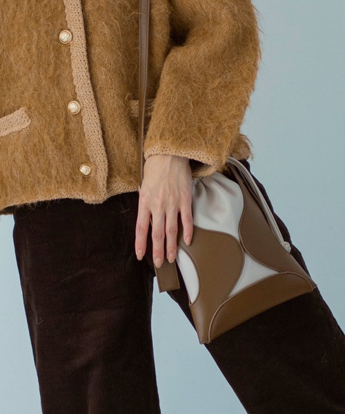 AJUGA.（アジュガ）の「カットワークエコレザーショルダーバッグ（ショルダーバッグ・レディース・ブラック/キャメル・ONE SIZE）」の5枚目の写真