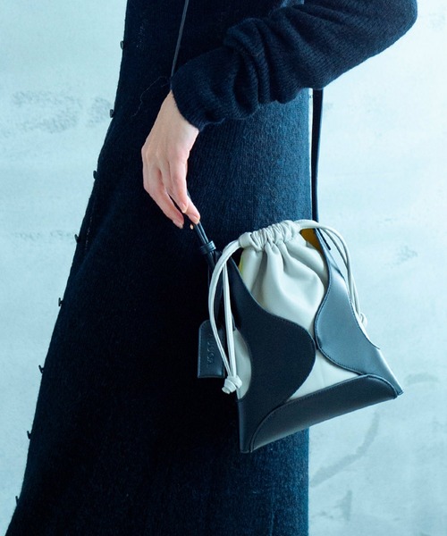 AJUGA.（アジュガ）の「カットワークエコレザーショルダーバッグ（ショルダーバッグ・レディース・ブラック/キャメル・ONE SIZE）」の8枚目の写真