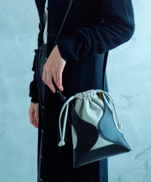 AJUGA.（アジュガ）の「カットワークエコレザーショルダーバッグ（ショルダーバッグ・レディース・ブラック/キャメル・ONE SIZE）」の9枚目の写真