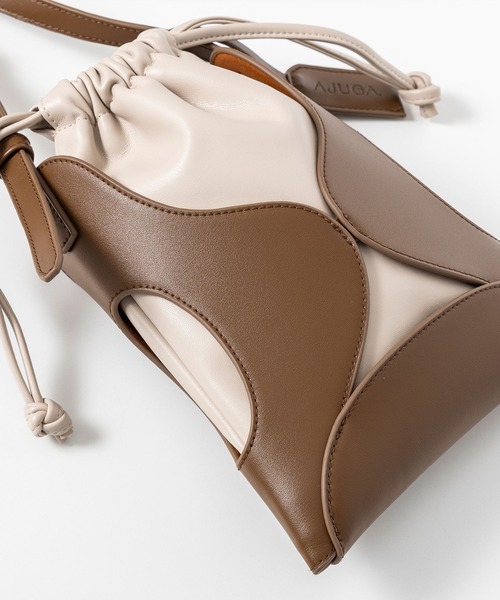 AJUGA.（アジュガ）の「カットワークエコレザーショルダーバッグ（ショルダーバッグ・レディース・ブラック/キャメル・ONE SIZE）」の13枚目の写真