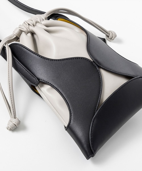 AJUGA.（アジュガ）の「カットワークエコレザーショルダーバッグ（ショルダーバッグ・レディース・ブラック/キャメル・ONE SIZE）」の14枚目の写真