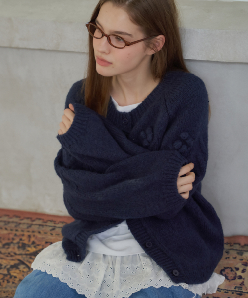 RONRON(ロンロン)の「HANDMADE FLOWER CABLE PUFF KNIT CARDIGAN NAVY(カーディガン/ボレロ・レディース・その他・FREE)」の6枚目の写真