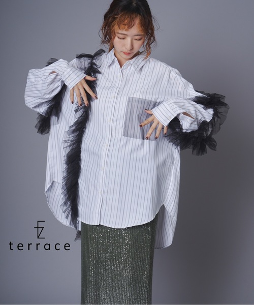 terrace(テラス)の「チュールレイヤードドッキングストライプシャツ(シャツ/ブラウス・レディース・ブラック系/ホワイト系・MEDIUM)」の2枚目の写真