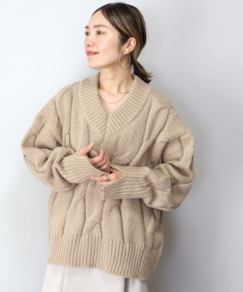 Aletta vita(アレッタビータ)の「スリット糸ケーブル編みVネックプルオーバー(ニット/セーター・レディース・ベージュ/ライトグレー・M)」の14枚目の写真