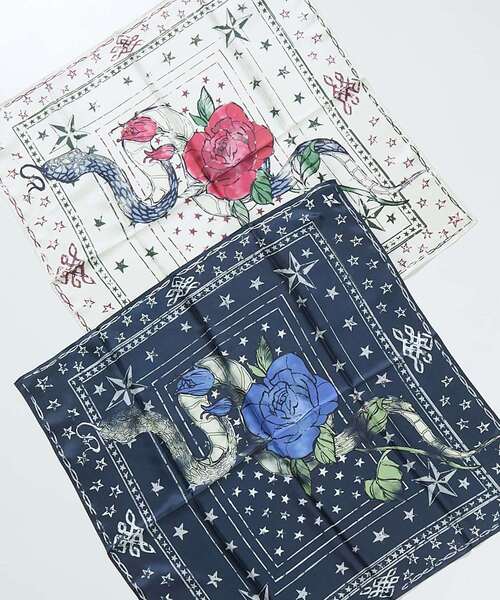 CONVERSE TOKYO（コンバーストウキョウ）の「SNAKE ＆ ROSE SILK SCARF（バンダナ/スカーフ・レディース・アイボリー/ネイビー・FREE）」の3枚目の写真
