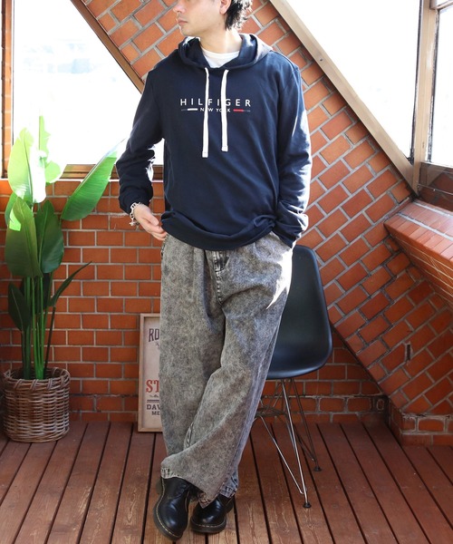 TOMMY HILFIGER(トミーヒルフィガー)の「TOMMY HILFIGER ロゴプルオーバーパーカー(パーカー・メンズ・グレー/ネイビー・X-LARGE/MEDIUM/LARGE)」の22枚目の写真