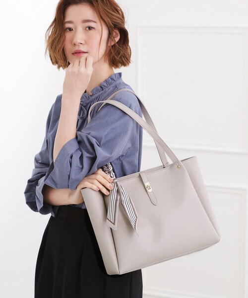grove（グローブ）の「【人間工学/A4】タックベルトヒネリスカーフトート（トートバッグ・レディース・ブラック/アイボリー系4/ライトグレー・00）」の4枚目の写真