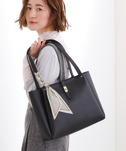 grove（グローブ）の「【人間工学/A4】タックベルトヒネリスカーフトート（トートバッグ・レディース・ブラック/アイボリー系4/ライトグレー・00）」の6枚目の写真