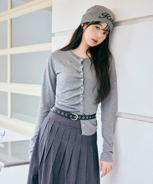 ROLAROLA(ロラロラ)の「SHIRRING BUTTON UNBALANCE CARDIGAN GRAY(カーディガン/ボレロ・レディース・グレー・FREE)」の2枚目の写真