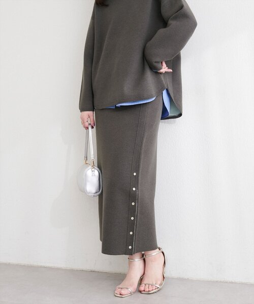 natural couture(ナチュラルクチュール)の「サイド釦スリットタイトニットスカート(スカート・レディース・イエロー/ピンク/チャコールグレー/オフホワイト・FREE)」の3枚目の写真